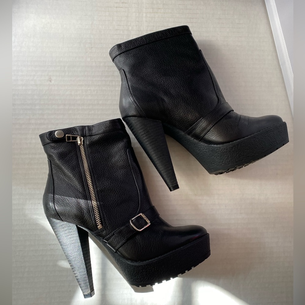 NWOT Pour La Victoire black leather with buckle zip up snap platform bootie sz 9